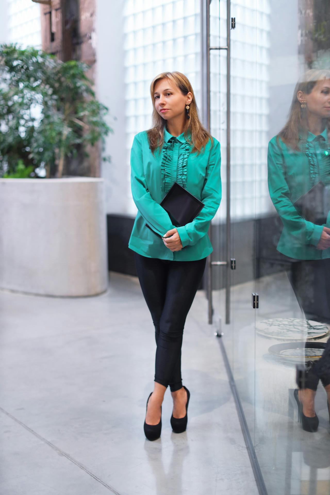 Специалист анализирует данные